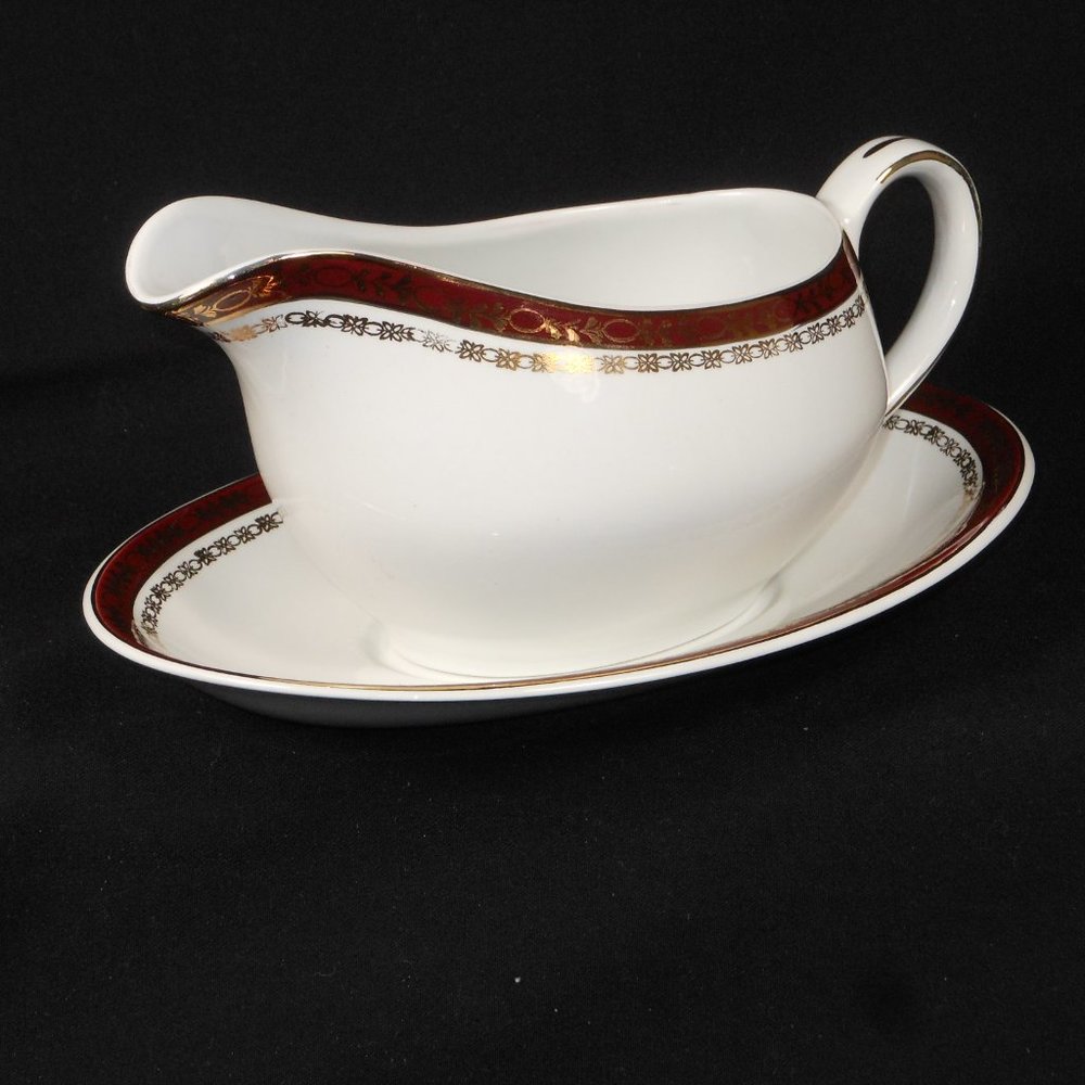 Vintage Gravy boat with underplate. Alfred Meakin UK Kingsdale
